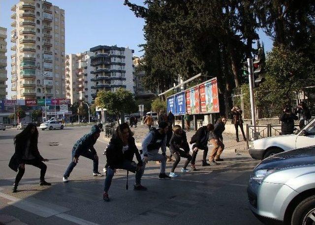 İnsanları Dansa Yöneltmek İçin Kırmızı Işıkta Dans Ettiler