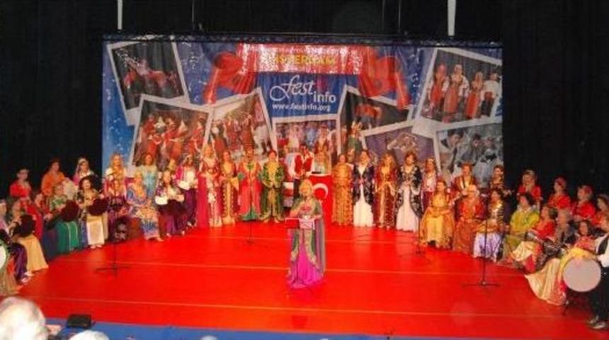 Nil&uuml;fer Kadın Korosu'nun Hollanda Konserinde, "t&uuml;rkiye T&uuml;rkiye" Sesleri