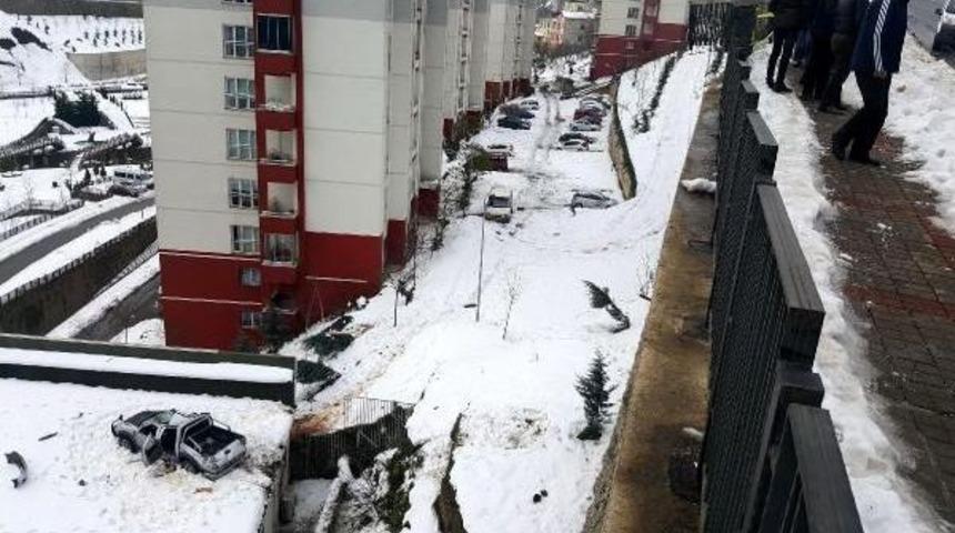 Kamyonet K&uuml;lt&uuml;r Merkezi Terasına D&uuml;şt&uuml;, S&uuml;r&uuml;c&uuml; &Ouml;ld&uuml;