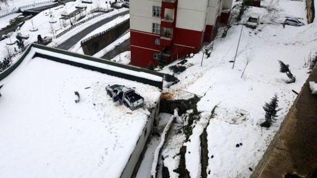 Kamyonet Kültür Merkezi Terasına Düştü, Sürücü Öldü