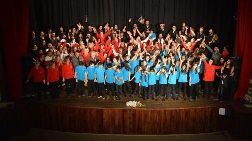 Korolar Barış Ve Sevgi İ&ccedil;in Sahne Aldı