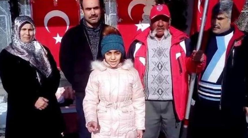 Merve, Şehit Ağabeyi I&ccedil;in Patlama Olan Durakta Şiir Okumuş