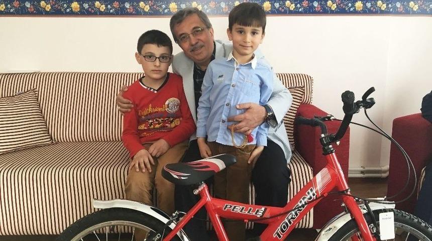Başkan &Ccedil;etin&rsquo;den S&uuml;nnet &Ccedil;ocuklarına Bisiklet Hediyesi
