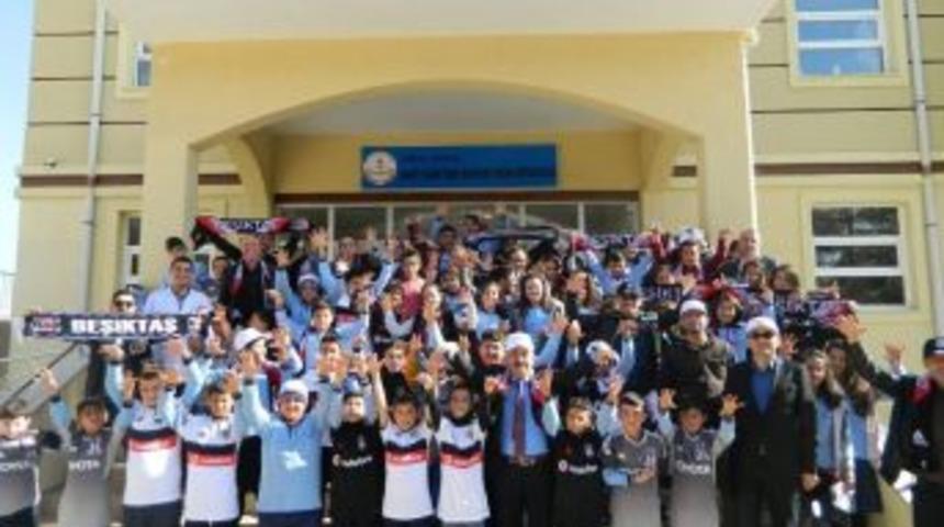 Jimnastik Kul&uuml;b&uuml;nden Gelen Formaları &Ouml;ğrencilere Hediye Etti