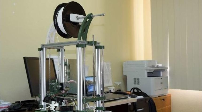D&uuml;zce &Uuml;niversitesi Teknoloji Fak&uuml;ltesi 3d Printer Makinesi Prototipi &Uuml;retti