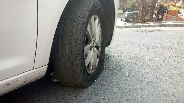 Beyoğlu’nda Gece Onlarca Aracın Lastiği Kesildi