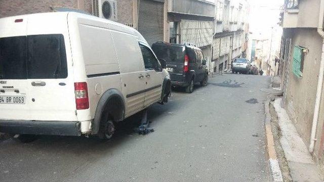 Beyoğlu’nda Gece Onlarca Aracın Lastiği Kesildi