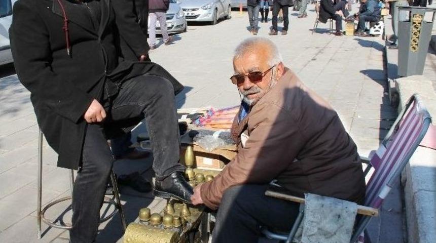 (&ouml;zel Haber) Hacca Gitmek İ&ccedil;in Ayakkabı Boyuyor