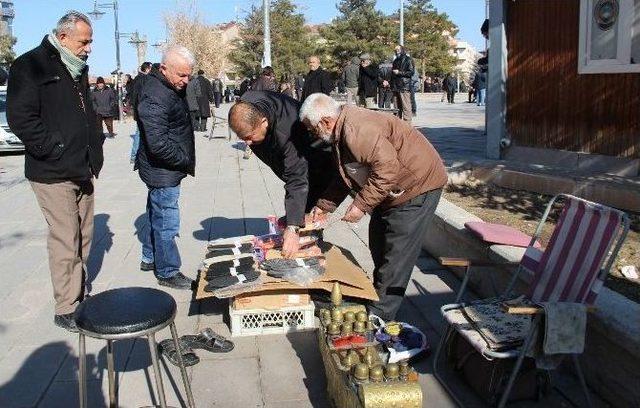 (özel Haber) Hacca Gitmek İçin Ayakkabı Boyuyor