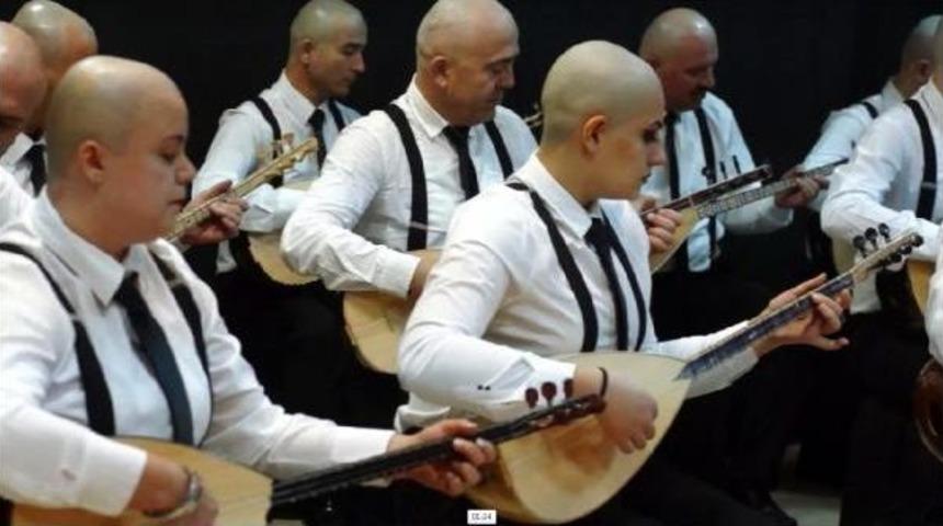 L&ouml;semiye Dikkat &Ccedil;ekmek I&ccedil;in Sa&ccedil;larını Kazıtarak Klip &Ccedil;ektiler
