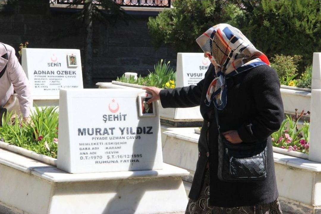 &Ouml;l&uuml;ms&uuml;z Kahramanların Fotoğrafları Ailelerine Teslim Edildi