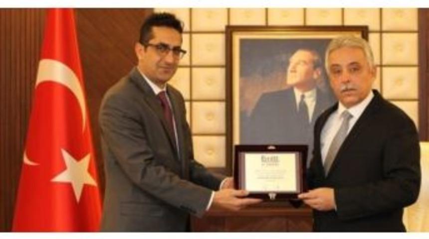 Vali Toprak&rsquo;a En İyi Fuar Stant &Ouml;d&uuml;l&uuml; Verildi