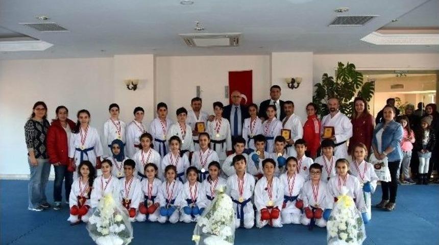Salihli&rsquo;de Karate Semineri D&uuml;zenlendi