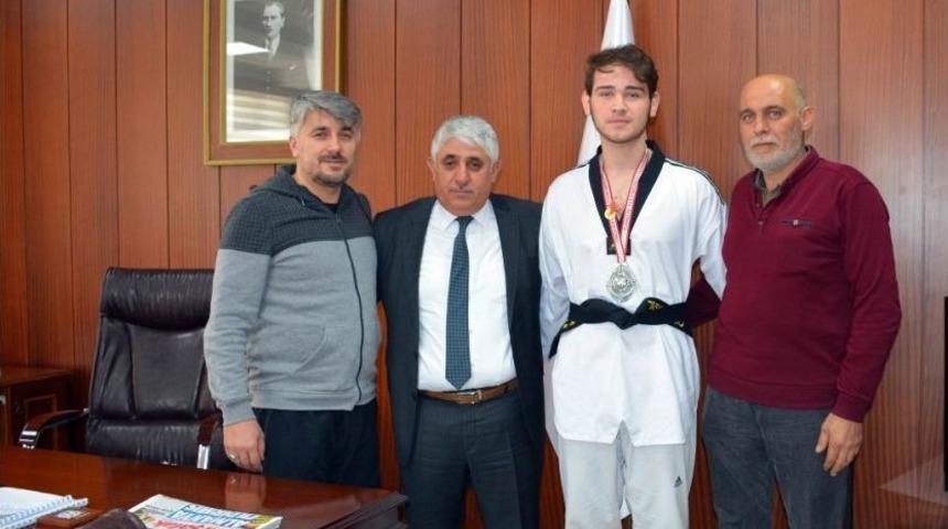 Sorgun Belediye Başkanı Şimşek, Başarılı Sporcuyu &Ouml;d&uuml;llendirdi