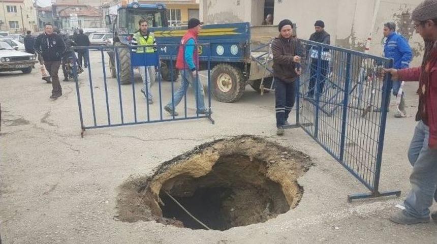 Yol &Ccedil;&ouml;kt&uuml;, Ortaya &Ccedil;ıkan &Ccedil;ukur Şaşırttı