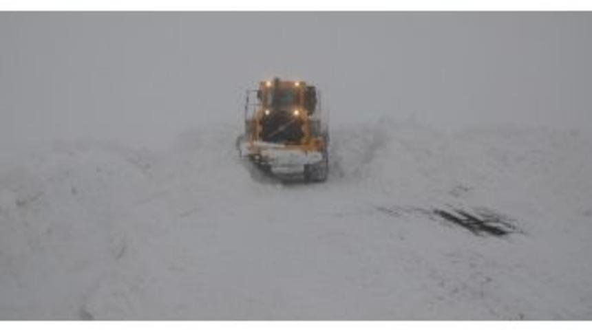 Hakkari&rsquo;nin K&ouml;y Ve Mezra Yolunda Karla M&uuml;cadele S&uuml;r&uuml;yor