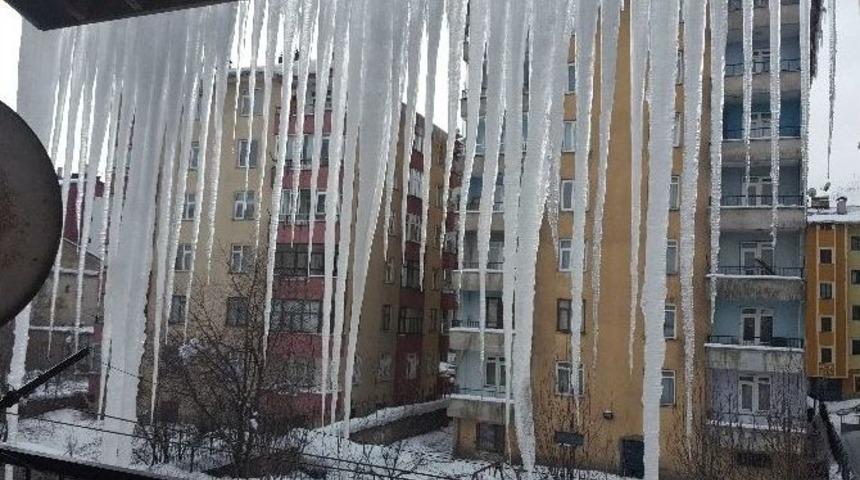 Tatvan&rsquo;da Sa&ccedil;aklarda 3 Metrelik Buz Sarkıtları Oluştu
