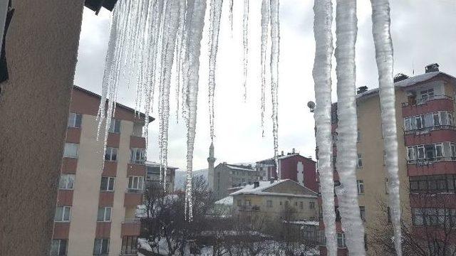 Tatvan’da Saçaklarda 3 Metrelik Buz Sarkıtları Oluştu