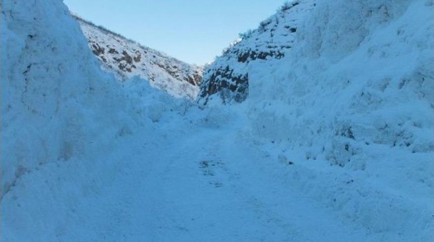 Beytüşşebap’ta Köy Yoluna Çığ Düştü