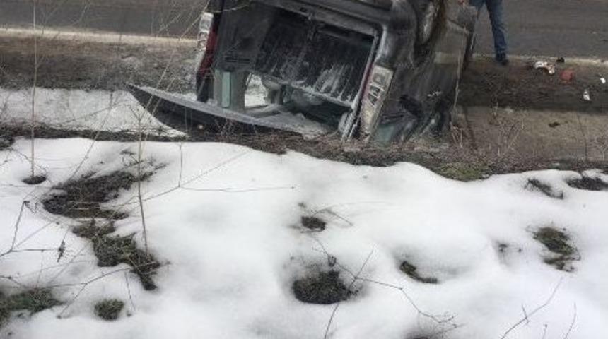 Yoldan &Ccedil;ıkan Ara&ccedil; Takla Attı: 1 Yaralı