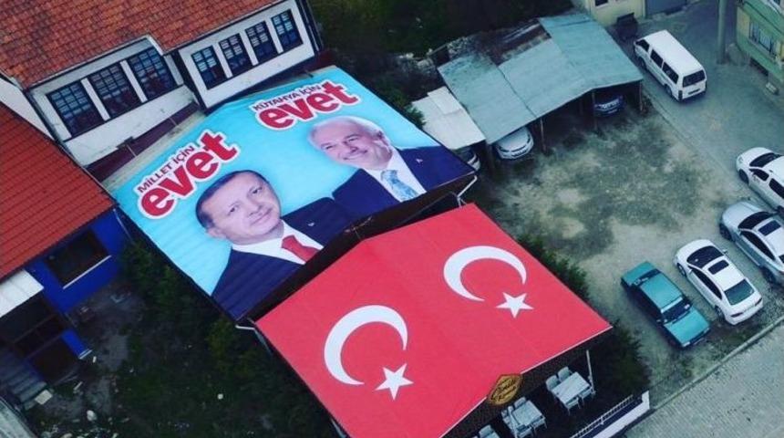 İş Yerinin &Ccedil;atısına &rsquo;evet&rsquo; Pankartı Astırdı