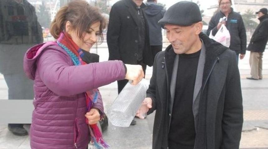 Yolda Bardak Bardak Ilık Su İkram Ettiler