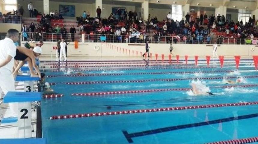 Van&rsquo;da Y&uuml;zme Grup Yarışmaları Start Aldı