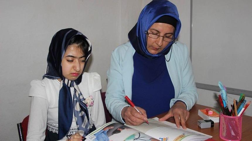 (özel Haber) Engelli Genç Kız Okula Gidemeyince Okul Onun Ayağına Geldi