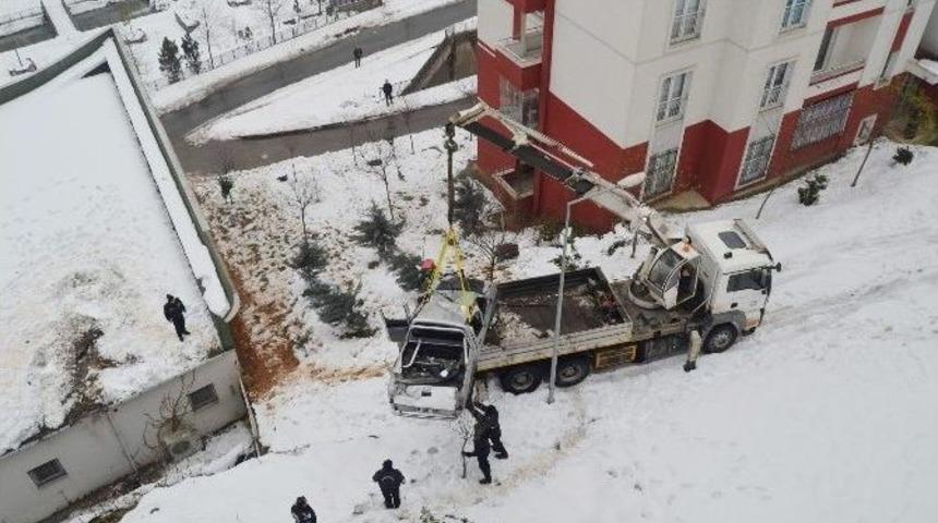 (tekrar) Kontrolden &Ccedil;ıkan Ara&ccedil; Yaklaşık 30 Metre Y&uuml;kseklikten Binanın &Ccedil;atısına D&uuml;şt&uuml;