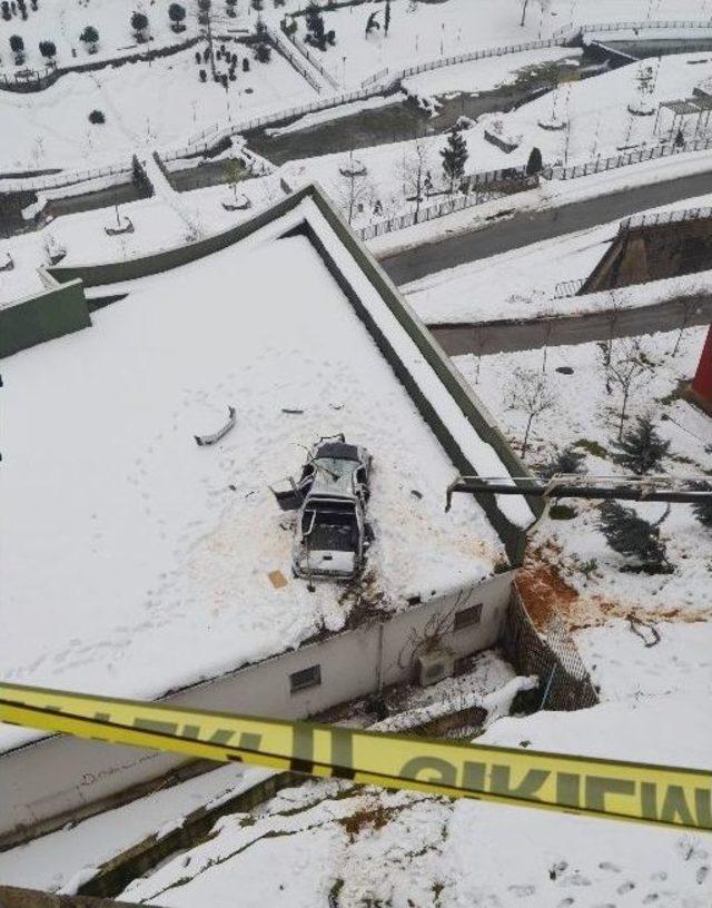 (tekrar) Kontrolden Çıkan Araç Yaklaşık 30 Metre Yükseklikten Binanın Çatısına Düştü