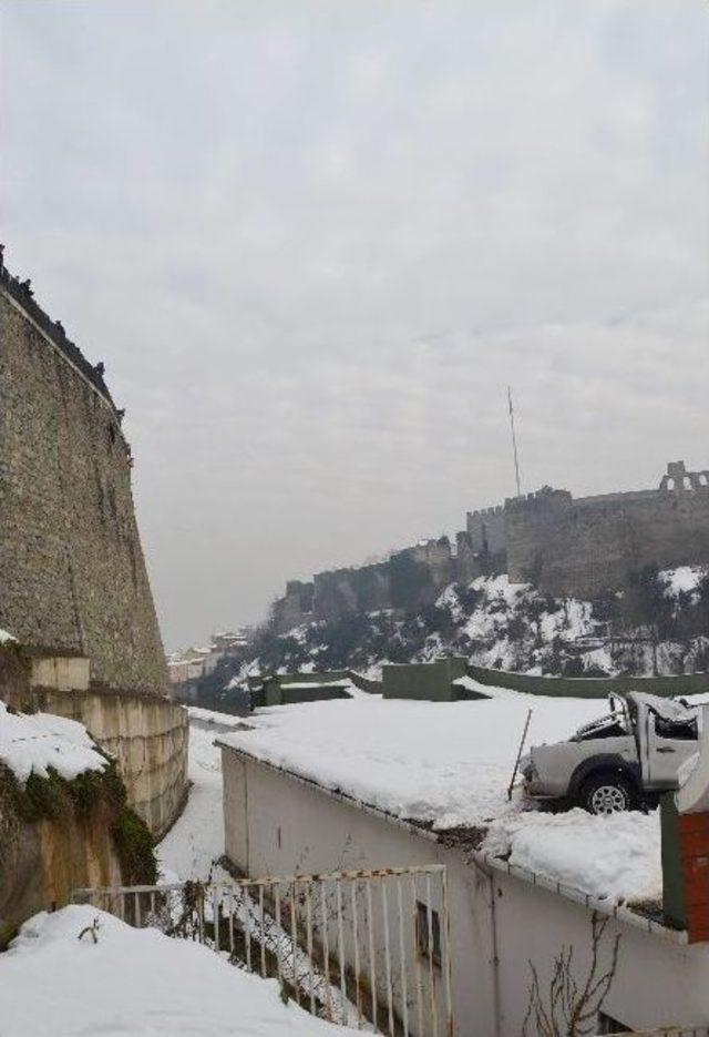 (tekrar) Kontrolden Çıkan Araç Yaklaşık 30 Metre Yükseklikten Binanın Çatısına Düştü