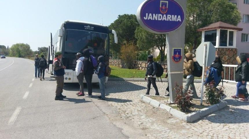 İzmir&rsquo;de 58 G&ouml;&ccedil;men Yakalandı