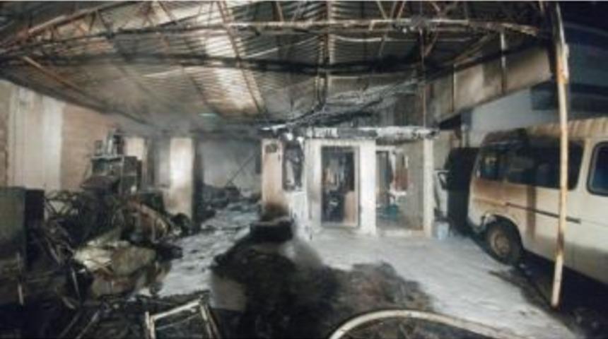 Oto Galaride Yangın: 3 Ara&ccedil; Yandı