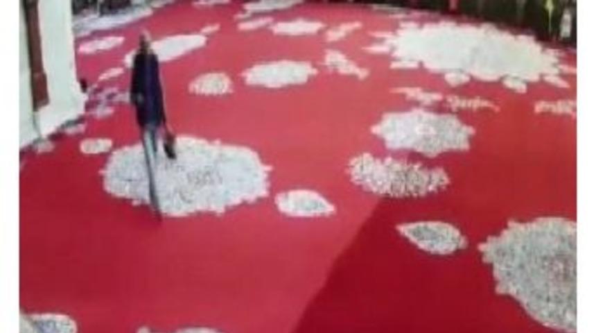 Camideki Ayakkabı Hırsızı Kamerada