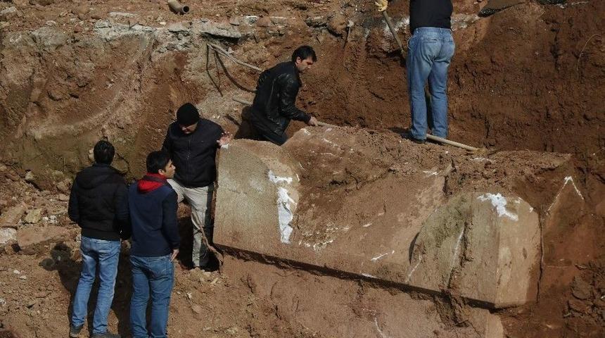 Lahit Mezarların &Ccedil;ıktığı Temel Kazısında, &Ccedil;alışmalar S&uuml;r&uuml;yor