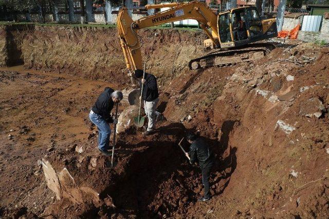 Lahit Mezarların Çıktığı Temel Kazısında, Çalışmalar Sürüyor