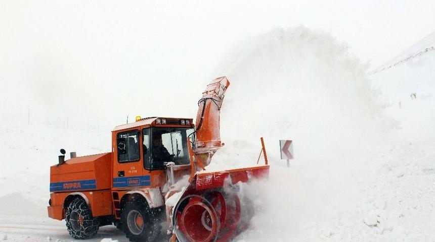 Akdeniz Sahillerinde Deniz Havası Erzurum&rsquo;da Karla M&uuml;cadele