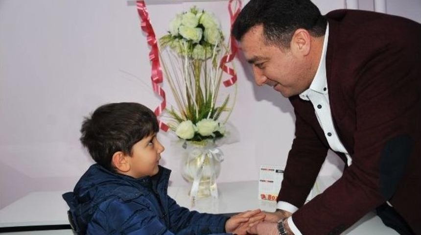 K&uuml;&ccedil;&uuml;k Kerem&rsquo;den Başkan Bakıcı&rsquo;ya &Ccedil;ikolatalı Teşekk&uuml;r