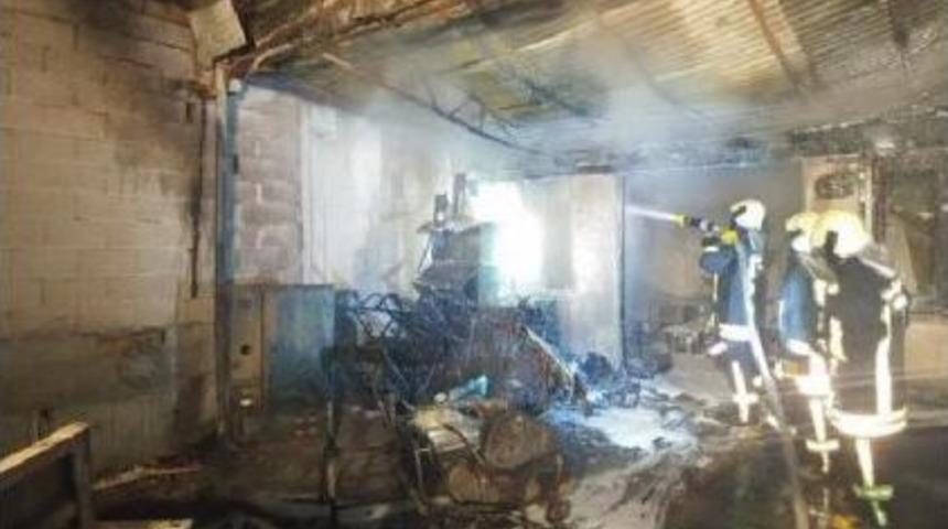 Oto Galeri Ve I&ccedil;indeki 3 Ara&ccedil; Yandı