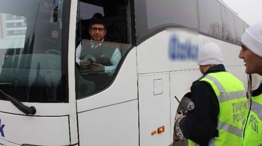 Sivil Polisten Yolcu Otob&uuml;s&uuml;ne Trafik Denetimi