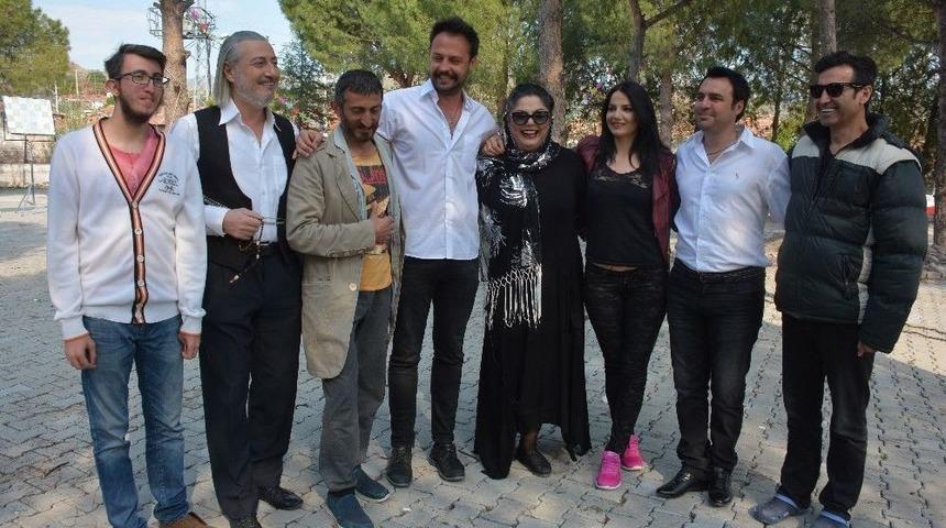 &Uuml;nl&uuml; Şarkıcı İzel Kilo Alma Nedenini A&ccedil;ıkladı