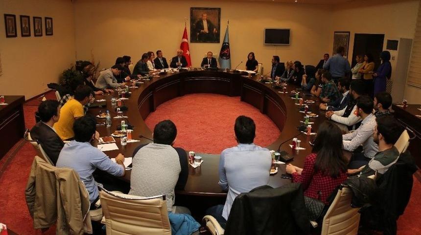 A&uuml; Rekt&ouml;r&uuml; &Uuml;nal, &Ouml;ğrenciler İle Biraraya Geldi