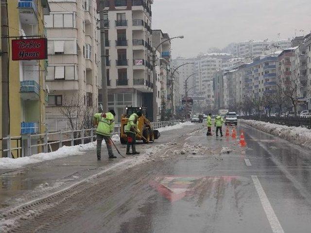Trabzon&rsquo;da Kar Temizleme &Ccedil;alışmaları S&uuml;r&uuml;yor 1