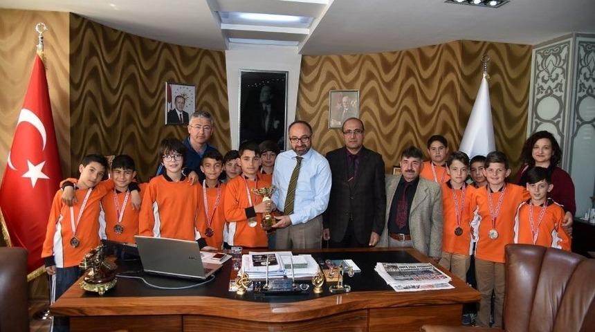 Başkan &Uuml;z&uuml;lmez, D&uuml;rdane &Ouml;zdilek Ortaokulu Futbol Takımını Ağırladı