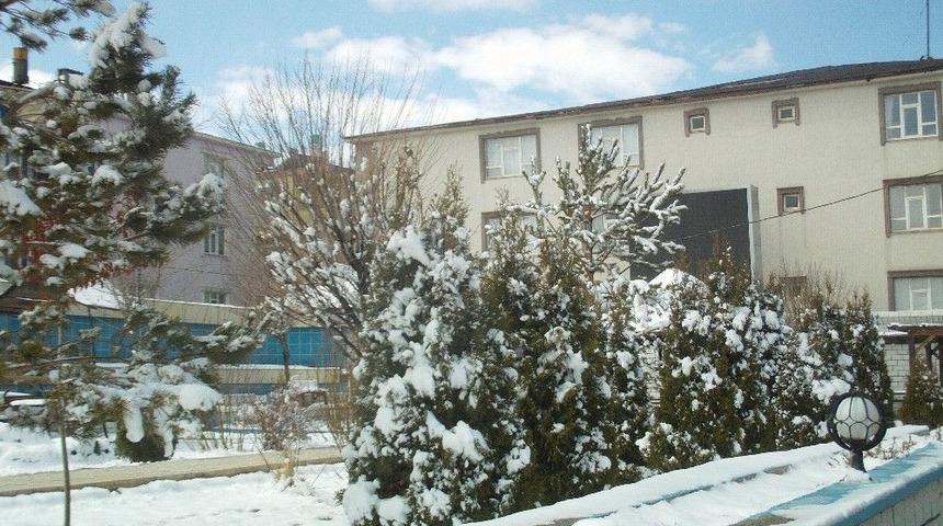 &Ouml;zalp İl&ccedil;esinde Kar Yağışı