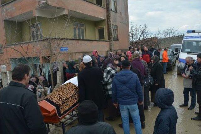 Bursa'da Eşinin Öldürdüğü Fatma, Sinop'ta Toprağa Verildi