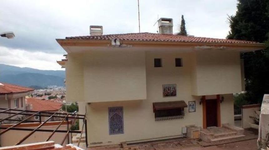 Evren'in Beyazevi'nin Yerinde Yeni Villa Y&uuml;kseliyor