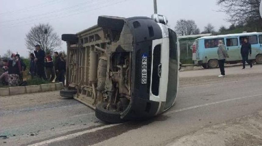 Otomobil Ile Servis Aracı &Ccedil;arpıştı: 16 Yaralı