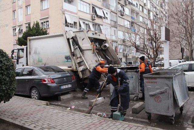 Karabağlar’da Çöpler Toplanmaya Başlandı