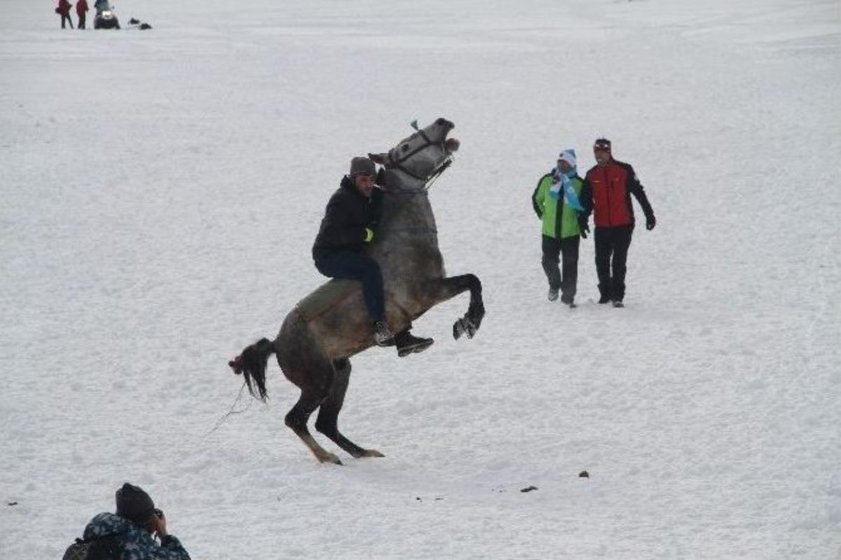 Buz Tutan &Ccedil;ıldır G&ouml;l&uuml;&rsquo;nde Altın At Şahlandı